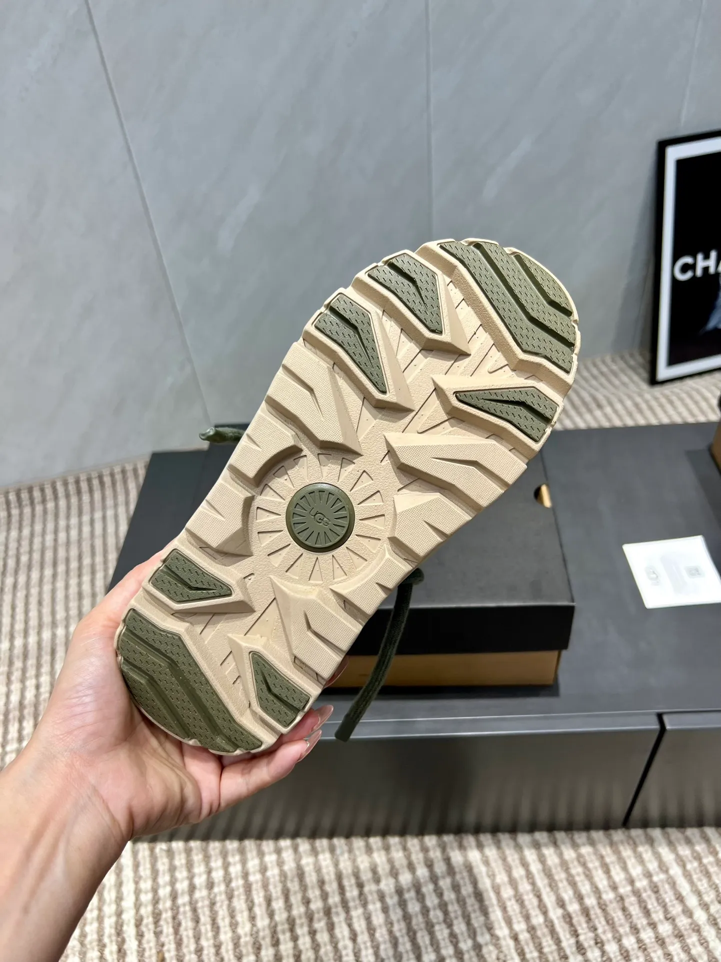 Factory: Couple P620💰 "Exclusive top version" UGG~25vs popular platform thick-soled casual shoes series... [Couple's thick-soled Maori casual shoes] A shoe that will not clash with shirts, simple partition design ➕ spotted outsole, silk curly upper, a must-have for autumn and winter, can be worn with any pants or skirt, very comfortable and good-looking... ❶Fabric: Original customized cow ➕ Sheepskin ❷Inner lining: original customized wool ❸Feet: original customized sheepskin ❹Outsole: original molded foam outsole ❺Number: 35-44 (Female 41. Male 45. Customized, non-returnable) ❻Packaging: Original full set of packaging ☀Color: Official website updated simultaneously